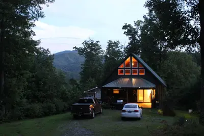 Image de Cabine sur Ridge Top, vues impressionnantes, bain à remous et intimité près de Hot Springs