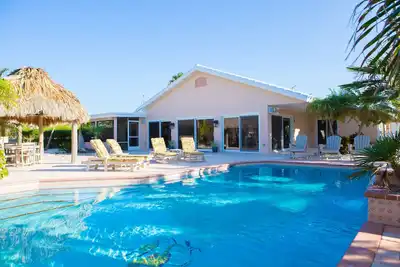 Image de Privacy sur la plage de Sombrero avec piscine chauffée, quai en eau profonde, vue sur l'océan,