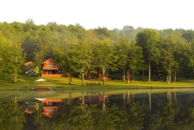 Image de Domaine de 30 hectares en bois rond 'Spruce Lake Farm' sur un lac privé de 7 hectares à Catskills.