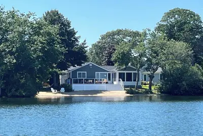 Image de Maison du lac Wequaquet. . . les pieds de l'eau