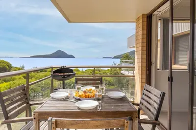 Image de 12 'Intrepid' 3 Intrepid Close - directement sur le front de mer