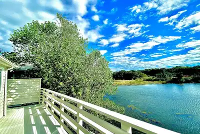 Image de Situé au centre de Woods Hole Village Waterfrontu: fin de semaine de la fête du Travail ouverte!