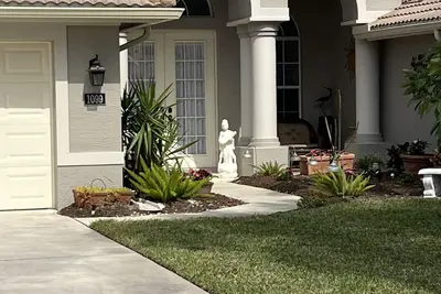 Image de Villa de 2700 pieds carrés / maison unifamiliale avec piscine et vue sur le lac à Briarwood, Naples, F