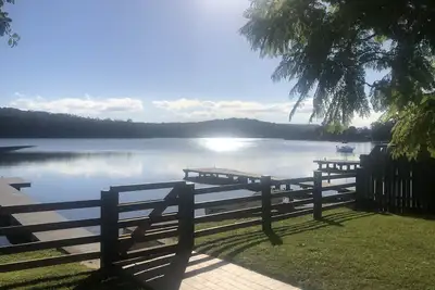 Image de Belle cabane en rondins de 3 chambres au bord de l’eau avec jetée sur la côte sud de la Nouvelle-Galles du Sud