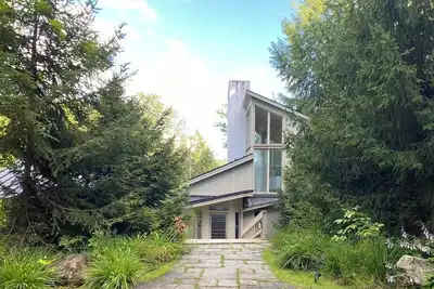 Image de Retraite de montagne contemporaine isolée