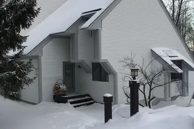 Image de Ski On / Off Slope Side Luxury à Sunrise Village avec piscine, sauna, jacuzzi