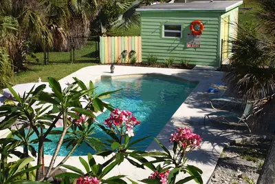 Image de Cottage avec piscine, kayaks et amarrage de bateaux à quelques minutes de Key West!