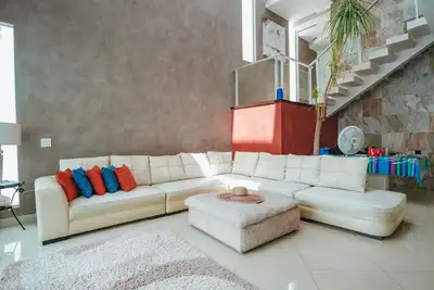Image de Bright Modern House In Family Friendly Community