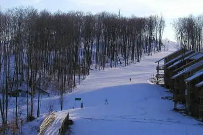 Image de «Je serai de retour» Ski in / out condo à quelques pas du terrain de golf