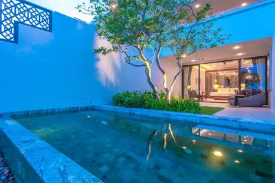 Image de Suite au bord de la piscine avec piscine au rez-de-chaussée