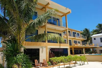 Image de Condo en bord de mer sur Caye Caulker - À quelques pas de la plage et dispose d'une piscine