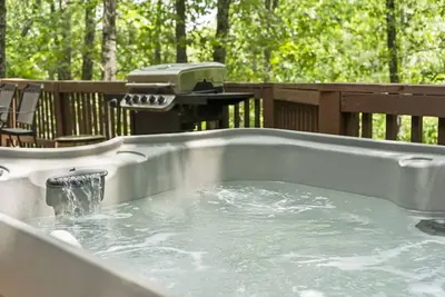 Image de Expérience de vacances en cabane en rondins premium, HotTub, foyer, Woods Ozark Preserve