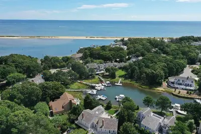 Image de Ranch Waterfront Island conçu et rénové sur mesure avec quai en eau profonde