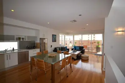 Image de The Moseley: moderne 3 chambres 2 salles de bain Ă Glenelg