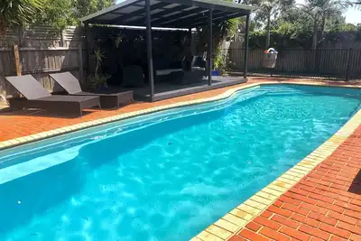 Image de Ocean Grove Beach Oasis - Grands Maisons 17 (Foxtel Sport, Wifi, Netflix)<br>Bassin