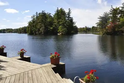 Image de Lakeside Chalet avec vue magnifique, Bord de l'eau exceptionnelle, et Ă moteur.