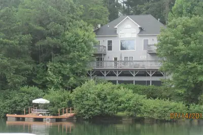 Image de Un refuge au bord du lac tranquille, idéal pour les familles et amis. Meilleure vue sur le lac!