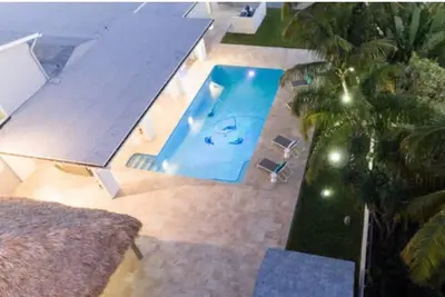 Image de Grand Domaine B-Ball / Pool Home + terrain de b-ball, piscine surdimensionnée