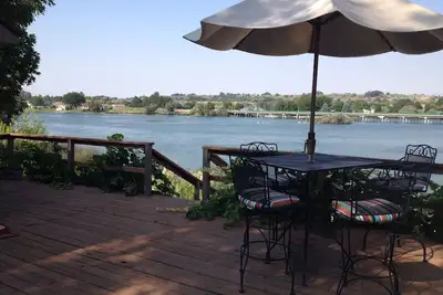 Image de Incroyable détente à la maison sur la rivière Snake avec vue sur la rivière et quai de bateau.
