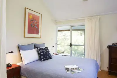 Image de Cadre calme et tranquille et bouteille de vin Wood Park