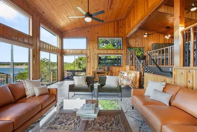 Image de Massive Lakefront Accueil-Lake Travis est Plein Venez profiter! !