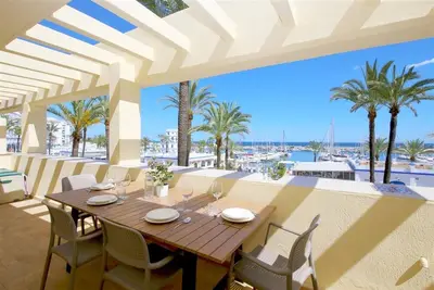 Appartement élégant avec une vue imprenable, Wifi, Marina en première ligne près de la plage et bars