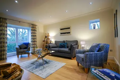 Luxueux cottage avec 4 * 2 chambres, joliment meublé, à quelques pas du bord du loch
