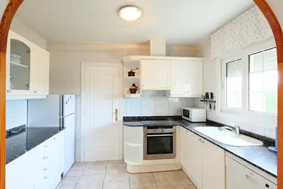 Image de Maison de vacances privée avec Wifi, piscine privée, Tv, patio, animaux admis, parking