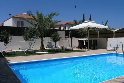 Image de Villa avec piscine privée et des vues panoramiques