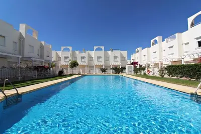 Image de Maison de ville avec Wifi, télévision anglaise et peu de distance de la plage