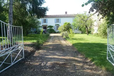 Image de Ferme spacieuse, piscine privée, 4 bains, salle de jeux, Internet et Tv satellite