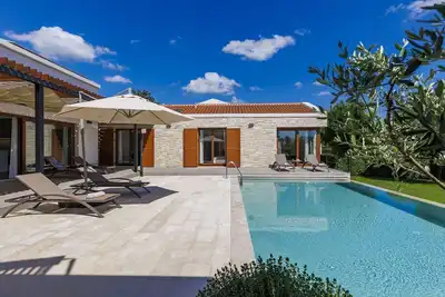 Image de Belle maison de vacances privée avec piscine privée, climatisation, Wifi, Tv, terrasse, parking