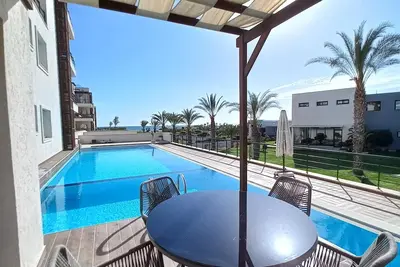 Image de Appartement de luxe avec piscine privée, offre des vues sur la plage, la mer et la montagne