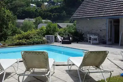 Image de Jolie maison avec piscine dans parc arboré avec vue sur le pic du montaigu