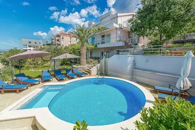 Image de Maison de vacances privée avec Wifi, bain à remous, climatisation, piscine privée, Tv, terrasse