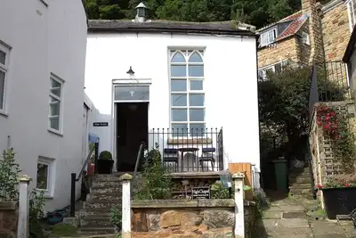 Image de Conversion de chapelle spacieuse avec vue sur la mer dans un environnement sans circulation