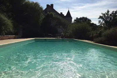 Image de Secluded maison de maître avec piscine entourée par des vues spectaculaires sur la campagne