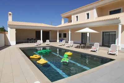 Villa de luxe 5 étoiles avec piscine chauffée, climatisation, Tv satellite et Wifi. Plage à proximité