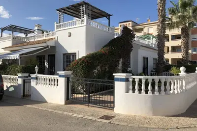 Image de Bungalow de Prestige-Corner / Terrain Premier w / Ac-Lg avant / Terrasse sur le toit-jardin / Pool-WiFi
