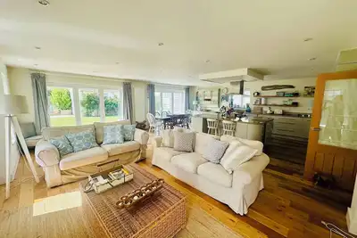 Image de 5 chambre familial Beach House, à proximité de la plage et du village.