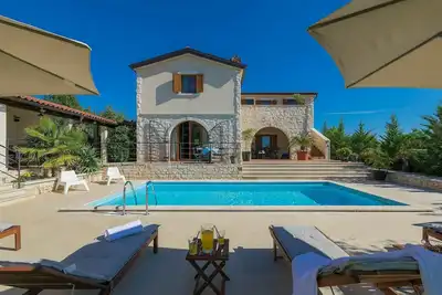 Image de Belle maison de vacances privée avec piscine privée, climatisation, Wifi, Tv, terrasse, parking