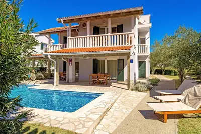 Image de Joli appartement pour 4 personnes avec piscine, Wifi, climatisation, Tv et terrasse