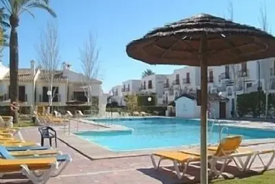 Image de Vera Coast Apt Beautiful Gardens / Walkways, Wifi, 2 piscines extérieures et la plage