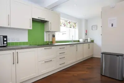 Image de Bournecoast: Delightful property situated near charming area of Mudeford -Hb5666