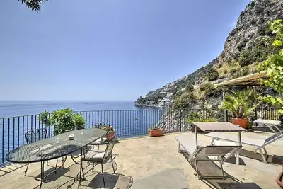 Image de Villa Babila: Une charmante villa de deux étages dans le rocher.
