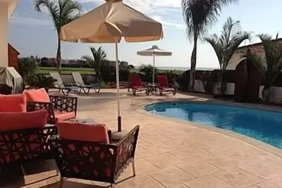 Image de Bungalow avec piscine privée et jardin, bord de mer