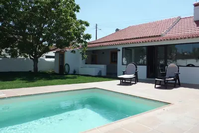 Image de Cottage converti avec goût dans un village typique pouvant accueillir 6-7 personnes avec piscine