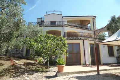 Image de Maison de Charme en Vieste entouré d'oliviers et près de la mer. 2 Salles de bains