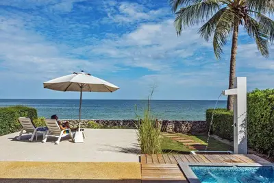 Image de Maison en bord de mer avec véritable emplacement sur la plage. Propre jaquzzi, à 10 mètres de la piscine.