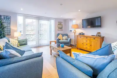 Image de Stone Lodge est idéalement situé pour des vacances reposantes à la plage ou un week-end